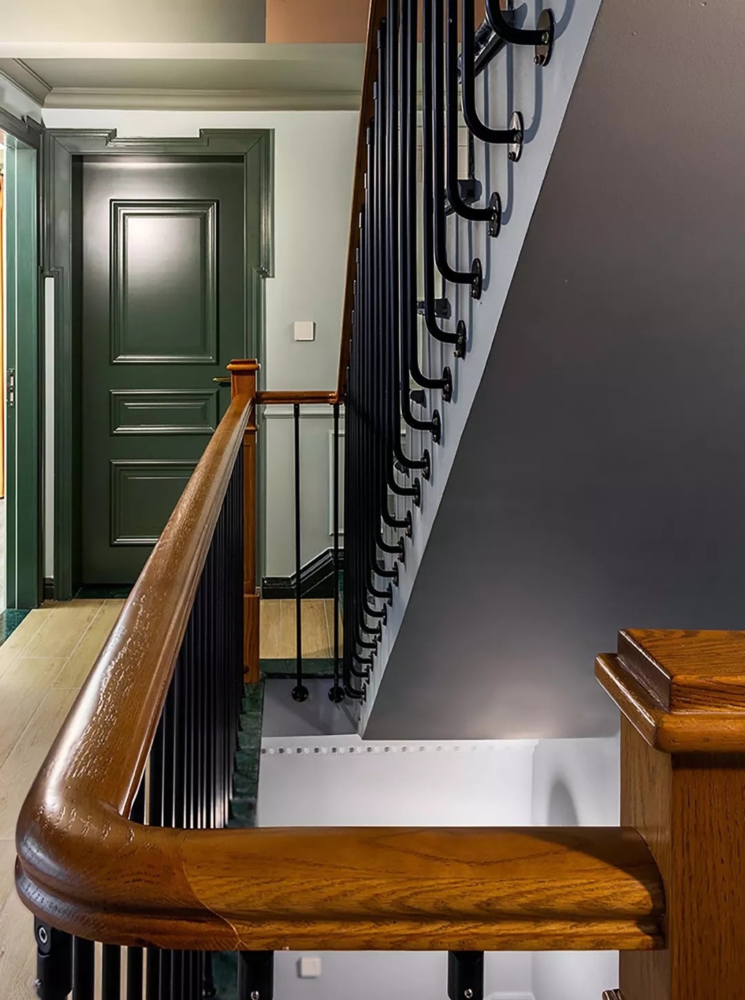 装修公司美法混搭精致风格别墅装修效果图-楼梯